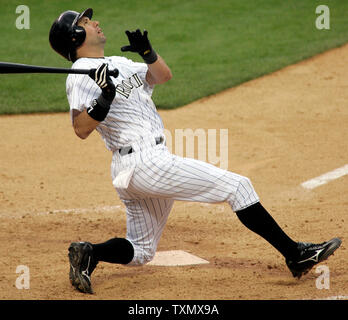 Colorado Rockies batter Todd Helton flied hors champ à droite en neuvième manche avec deux hommes à la base pour mettre fin à la manche de sceller les Dodgers de Los Angeles 3-2 victoire au Coors Field de Denver le 17 mai 2006. (Photo d'UPI/Gary C. Caskey) Banque D'Images