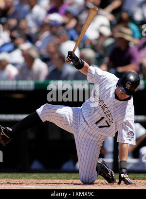 Colorado Rockies batter Todd Helton était hors d'équilibre après être frappé par un lancer en première manche contre les Dodgers de Los Angeles au Coors Field de Denver le 17 mai 2006. Les Dodgers battre les Rockies 3-2. (Photo d'UPI/Gary C. Caskey) Banque D'Images