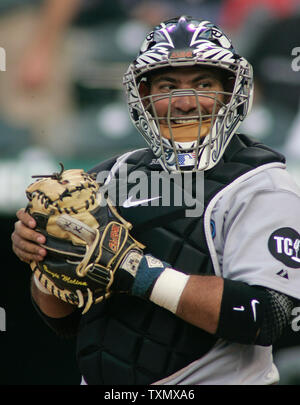 Blue Jays de Toronto catcher Bengie Molina sourire après les Blue Jays faites sur des Rockies du Colorado batter Todd Helton en première manche au Coors Field de Denver le 19 mai 2006. Toronto fait son premier voyage à Coors Field pour commencer à jouer inter-ligue avec le Colorado. (Photo d'UPI/Gary C. Caskey) Banque D'Images