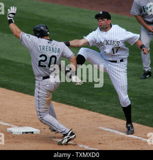 Le joueur de premier but des Colorado Rockies Todd Helton (R) tente une balise sur les Florida Marlins runner Matt Treanor (L) dans la 8e manche au Coors Field de Denver, le 4 juin 2006. Helton a été forcé à l'extérieur de la base pour attraper un lancer et Treanor était sans danger sur le jeu. Rockies manager Clint Hurdle a soutenu l'appel et a été éjecté. Florida battre Colorado 4-3 pour balayer la série. (Photo d'UPI/Gary C. Caskey) Banque D'Images