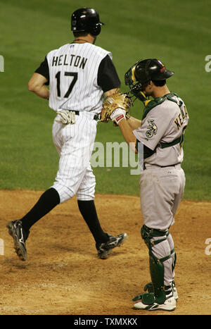 Rockies du Colorado runner Todd Helton (L) trots passé Oakland Athletics catcher Jason Kendall après avoir marqué sur une bases pipé marcher dans la huitième manche au Coors Field de Denver le 19 juin 2006. Colorado arrêté sur sa lancée lors de l'Oakland 10 avec une victoire 7-0. (Photo d'UPI/Gary C. Caskey) Banque D'Images