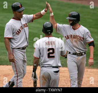 Giants de San Francisco Moises Alou (L) reçoit les félicitations de son coéquipier Kevin Frandsen (R) alors que le batteur Randy Winn (C) regarde dans la septième manche contre les Rockies du Colorado au Coors Field de Denver le 20 septembre 2006. Alou a frappé un deux-dans le septième début un retour 7-4 Giants victoire sur les Rocheuses. (Photo d'UPI/Gary C. Caskey) Banque D'Images