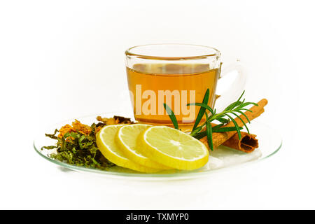 Tisane set isolé sur fond blanc. Une tisane avec les feuilles de thé, chrysanthème, fleurs de pois secs, favorisant de cannelle et citron. Te de fines herbes Banque D'Images