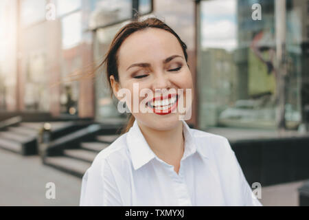 Close up portrait of happy brunette woman business élégante dame en chemise blanche à la ville street Banque D'Images