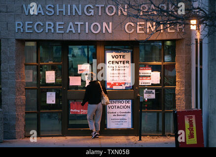 Un électeur arrive juste après le lever du soleil au Washington Park Recreation Centre à pu voter le jour des élections à Denver le 7 novembre 2006. Malgré une arrivée, beaucoup d'électeurs s'est retrouvé debout dans les lignes longues en raison d'un ordinateur à l'échelle du système problème connecitivity. (Photo d'UPI/Gary C. Caskey) Banque D'Images