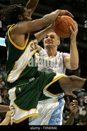 Seattle Supersonics en avant Chris Wilcox (L) bloque le tir de Denver Nuggets avant Linas Kleiza (R) de la Lituanie dans la première moitié du Pepsi Center de Denver le 28 décembre 2006. (Photo d'UPI/Gary C. Caskey) Banque D'Images