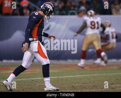 Denver Broncos rookie quarterback Jay Cutler (L) promenades hors du terrain après avoir jeté une 27- Cour interception retournée pour un touché en San Francisco 49ers Walt évoluait Harris (R) dans le troisième trimestre à INVESCO Field at Mile High à Denver le 31 décembre 2006. 49ers Anthony Adams (C) suit Harris dans endzone. San Francisco Denver élimine les séries de gagner en prolongation 26-23. (Photo d'UPI/Gary C. Caskey) Banque D'Images