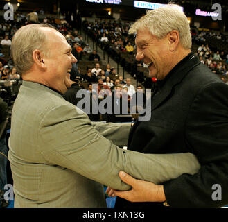 L'entraîneur-chef Denver Nuggets George Karl (L) hugs entraîneur-chef des Golden State Warriors, Don Nelson (R) avant leur match au Pepsi Center de Denver le 12 février 2007. Battre Denver Golden State 123-111. (Photo d'UPI/Gary C. Caskey) Banque D'Images