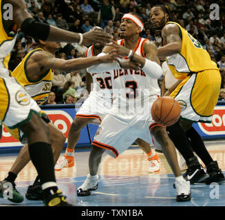 Denver Nuggets guard Allen Iverson (C) perd la balle passé conduite Seattle Supersonics en avant Chris Wilcox (R) dans le premier trimestre au Pepsi Center de Denver le 28 mars 2007. (Photo d'UPI/Gary C. Caskey) Banque D'Images