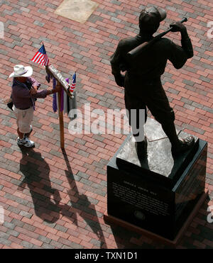 Un vendeur de rue se trouve à côté de 'le joueur' statue à l'extérieur de l'avant de Coors Field en attendant l'arrivée de fans pour les Rockies du Colorado d'ouverture à domicile à Denver le 2 avril 2007. Les hôtes du Colorado Arizona en sa saison 2007 d'ouverture à domicile. (Photo d'UPI/Gary C. Caskey) Banque D'Images