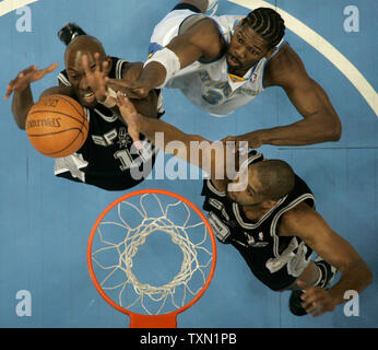 Centre de San Antonio Spurs Francisco Elson (L) s'empare d'un rebond avant de Denver Nuggets Nene avant (C) du Brésil et pousse en avant Tim Duncan dans le premier trimestre de leur finale de conférence de l'Ouest le 28 avril 2007 à Denver. San Antonio a battu Denver 96-91 et mène la série 2-1. (Photo d'UPI/Gary C. Caskey) Banque D'Images