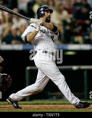 Colorado Rockies batter Todd Helton regarde son solo accueil courir en sixième manche contre les Giants de San Francisco au Coors Field de Denver le 11 mai 2007. Helton entré le jeu des ligues majeures avec un .393 moyenne au bâton. (Photo d'UPI/Gary C. Caskey) Banque D'Images