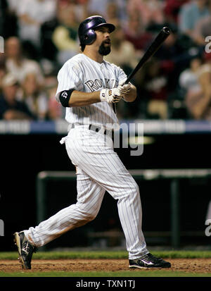 Colorado Rockies batter Todd Helton regarde son sixième manche accueil l'exécution sur les Giants de San Francisco au Coors Field de Denver le 11 mai 2007. Helton a terminé la rencontre avec une moyenne au bâton de .397 conduire les ligues majeures dans les shorts. Colorado a perdu 8-3 à San Francisco. (Photo d'UPI/Gary C. Caskey) Banque D'Images