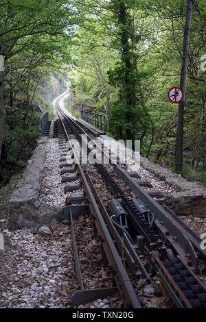 Pont de chemin de fer et dans les gorges de Vouraikos près de l'Hotel Waldblick, Grèce Banque D'Images