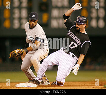 Rockies du Colorado runner Todd Helton (R) se glisse dans la deuxième base avec un double contre New York Yankees le deuxième but Robinson Cano en sixième manche au Coors Field de Denver le 20 juin 2007. Colorado a battu New York 6-1. (Photo d'UPI/Gary C. Caskey) Banque D'Images