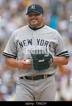 Le lanceur partant des Yankees de New York Roger Clemens réagit à la cinquième manche contre les Rockies du Colorado juste avant d'être mis hors du jeu au Coors Field de Denver le 21 juin 2007. Colorado a battu New York 4-3 pour balayer la série. (Photo d'UPI/Gary C. Caskey) Banque D'Images