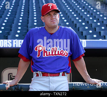 Phillies de Philadelphie de troisième but Wes Helms attend que la pratique au bâton avant son match au Coors Field de Denver le 6 juillet 2007. (Photo d'UPI/Gary C. Caskey) Banque D'Images