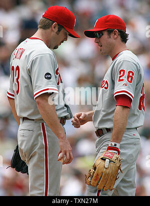 All Star des Phillies de Philadelphie Chase Utley deuxième but (R) parle de lanceur partant des Phillies Adam Eaton après un Colorado Rockies home run dans la troisième manche à Coors Field à Denver le 8 juillet 2007. Les Phillies sera la première franchise de sport professionnel à perdre 10 000 jeux avec une perte pour les Rocheuses d'aujourd'hui. (Photo d'UPI/Gary C. Caskey) Banque D'Images