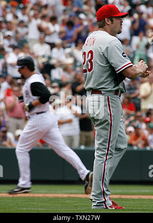 Le lanceur partant des Phillies de Philadelphie Adam Eaton (L) réagit après avoir donné un coup de circuit en solo de Colorado Rockies Todd Helton dans la troisième manche à Coors Field à Denver le 8 juillet 2007. Les Phillies sera la première franchise de sport professionnel à perdre 10 000 jeux avec une perte pour les Rocheuses d'aujourd'hui. (Photo d'UPI/Gary C. Caskey) Banque D'Images