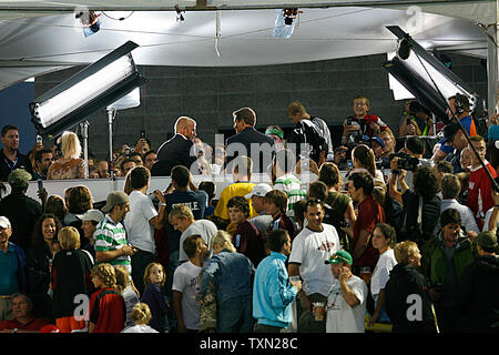 Fans entourent la Galaxy star David Beckham (C) qu'il donne une interview à ESPN pendant la mi-temps de la MLS All Star game 2007 à Dick's Sporting Goods Park à Commerce City, Colorado, le 19 juillet 2007. (Photo d'UPI/Gary C. Caskey) Banque D'Images