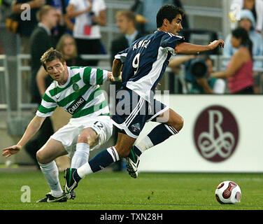 MLS All Star avant Juan Pablo Angel (R) pas passé défenseur Celtic FC Mark Wilson au cours de la première moitié de la MLS All Star game 2007 à Dick's Sporting Goods Park à Commerce City, Colorado, le 19 juillet 2007. Ange du New York Red Bulls, a marqué le premier but du jeu comme le MLS All Stars battre Celtic FC 2-0. (Photo d'UPI/Gary C. Caskey) Banque D'Images