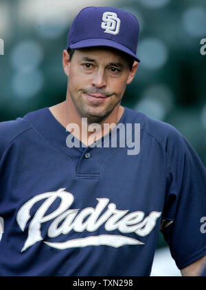 San Diego Padres pitcher Greg Maddux montres l'échauffement avant le match au Coors Field de Denver le 24 juillet 2007. (Photo d'UPI par Gary C. Caskey) Banque D'Images