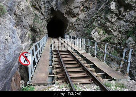 Tunnel ferroviaire dans les gorges de Vouraikos près de l'Hotel Waldblick, Grèce Banque D'Images