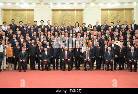 (190625) -- BEIJING, 25 juin 2019 (Xinhua) -- le président chinois Xi Jinping, également secrétaire général du Parti communiste chinois (PCC) et président du Comité central de la Commission militaire centrale, pose pour une photo de groupe alors qu'une réunion avec des représentants des fonctionnaires qui sont ici pour assister à une cérémonie nationale à Beijing, capitale de Chine, le 25 juin 2019. Le premier ministre Li Keqiang, et Wang Huning, membre du secrétariat du Comité central du PCC, qui sont tous deux membres du Comité permanent du Bureau politique du Comité central du PCC, étaient présents. (Ha Nhi Banque D'Images