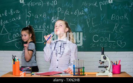 Peu de filles avec travail scientifique microscope. Les petites filles à l'école laboratoire. La science est l'avenir. La recherche en chimie. La science de la biologie. Heureux les petites filles. Des expériences scientifiques. La préparation des étudiants aux examens. Banque D'Images