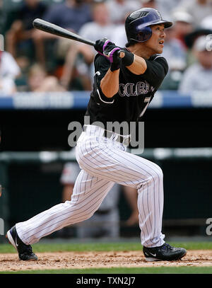 Rockies du Colorado Le deuxième but Kazuo Matsui des célibataires accueil coéquipier Jeff Francis dans la troisième manche à Coors Field à Denver le 3 septembre 2007. Francis a obtenu à partir de la troisième base. (Photo d'UPI/Gary C. Caskey) Banque D'Images