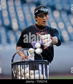 Rockies du Colorado Le deuxième but Kazuo Matsui du Japon déverse billes dans les filets pour la pratique au bâton avant la division de la Ligue nationale contre les trois jeux de la série Philadelphia Phillies à Denver le 6 octobre 2007. (Photo d'UPI/Gary C. Caskey) Banque D'Images