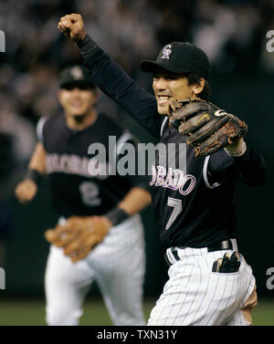 Rockies du Colorado Le deuxième but Kazuo Matsui (R) du Japon célèbre après avoir remporté la Division de la Ligue nationale en trois jeu série Denver le 6 octobre 2007. Colorado avance au championnat de la Ligue nationale des Philadelphia avec un gain de 2 à 1. (Photo d'UPI/Gary C. Caskey) Banque D'Images