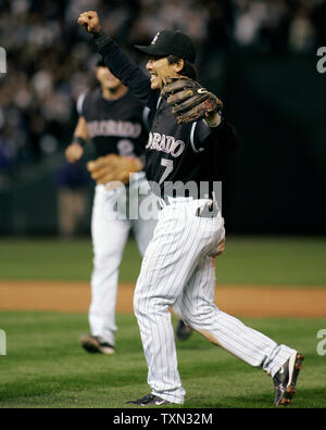 Rockies du Colorado Le deuxième but Kazuo Matsui du Japon célèbre remportant la Ligue nationale série Division trois jeux à Denver le 6 octobre 2007. Colorado avance au championnat de la Ligue nationale des Philadelphia avec un gain de 2 à 1. (Photo d'UPI/Gary C. Caskey) Banque D'Images