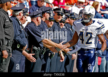 Coffre fort San Diego Chargers Clinton Hart passe devant une ligne d'agents de police se serrer la main avant de jouer contre les Broncos de Denver à l'Invesco Field at Mile High à Denver le 7 octobre 2007. (Photo d'UPI/Gary C. Caskey) Banque D'Images