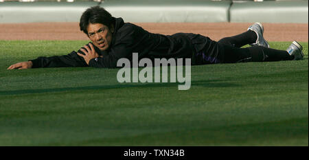 Rockies du Colorado Le deuxième but Kazuo Matsui du Japon marque une pause au cours d'étirements avant ses quatre jeux de la série de championnat de la Ligue nationale contre l'Arizona Diamondbacks au Coors Field de Denver le 15 octobre 2007. Colorado mène la série 3-0 sur l'Arizona. (Photo d'UPI/Gary C. Caskey) Banque D'Images