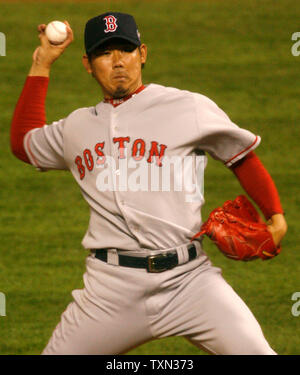 Le lanceur partant des Boston Red Sox Daisuke Matsuzaka se jette contre les Rockies du Colorado au cours de la World Series match trois au Coors Field de Denver le 27 octobre 2007. (Photo d'UPI/Gary C. Caskey) Banque D'Images