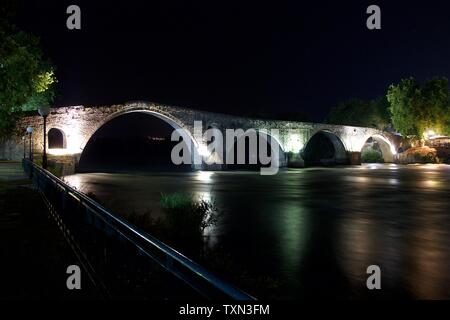 Vue de nuit sur la ville d'Arta, vieux pont voûté en pierre au fleuve Arachthos en Épire, Grèce, Europe Banque D'Images