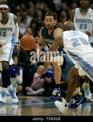 Minnesota Timberwolves guard Marko Jaric (C) de la Serbie se jette vers balle lâche entre les Denver Nuggets (L-R) Carmelo Anthony, Anthony Carter, et Marcus Camby durant la seconde moitié du Pepsi Center de Denver le 23 novembre 2007. Denver a battu Minnesota 99-93. (Photo d'UPI/Gary C. Caskey) Banque D'Images