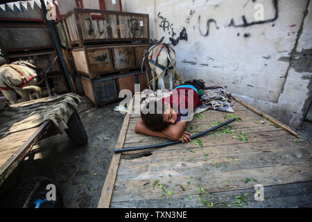 La ville de Gaza, la bande de Gaza, en Palestine. 25 Juin, 2019. Un garçon palestinien de dormir sur un panier dans la ville de Gaza. Credit : Hassan Jedi et Quds Net News Wire/ZUMA/Alamy Live News Banque D'Images