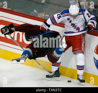 Rangers de New York de l'aile gauche de Petr Prucha (R) de la République tchèque upends Colorado Avalanche le défenseur Jeff doigt derrière le filet d'avalanche au cours de la première période au Pepsi Center de Denver le 21 décembre 2007. (Photo d'UPI/Gary C. Caskey) Banque D'Images
