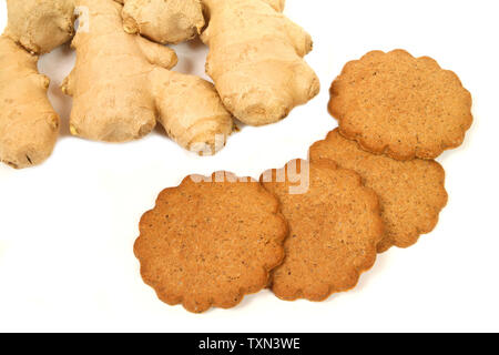 Gingerbread cookies et l'ensemble de gingembre rhizome over white Banque D'Images