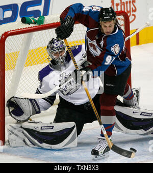 Colorado Avalanche aile gauche Ryan Smyth (R) dévie un tir en face de Los Angeles Kings gardien Jean-sébastien Aubin durant la première période à la Pepsi Center de Denver le 29 décembre 2007. (Photo d'UPI/Gary C. Caskey) Banque D'Images