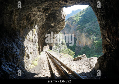 Tunnel ferroviaire et dans, à proximité Hotel Waldblick, Grèce Banque D'Images