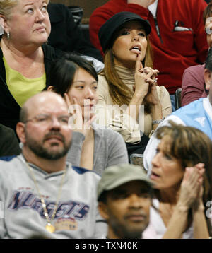 Desperate Housewives star et San Antonio Spurs Tony Parker garde son épouse, Eva Longoria (coin supérieur droit) montres dans les dernières minutes au Pepsi Center de Denver le 3 janvier 2008. Battre Denver San Antonio 80-77 dans une bataille entre les leaders de la division. (Photo d'UPI/Gary C. Caskey) Banque D'Images