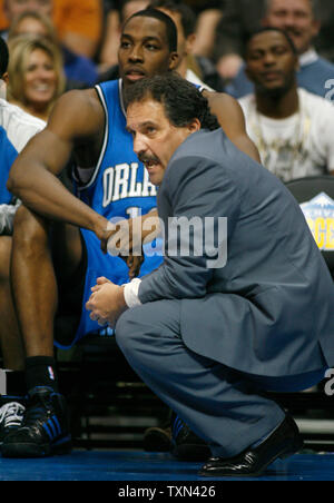 L'entraîneur-chef des Orlando Magic Stan Van Gundy (avant) s'accroupit près de son joueur étoile Dwight Howard à la fin du quatrième trimestre contre les Nuggets de Denver au Pepsi Center de Denver le 11 janvier 2008. Denver a battu Orlando 113-103. (Photo d'UPI/Gary C. Caskey) Banque D'Images