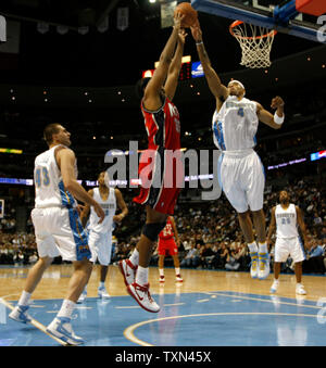 Denver Nuggets avant Kenyon Martin (R) blocs New Jersey Nets center Jason Collins sur une tentative de dunk shot dans la première moitié du le Pepsi Center à Denver le 25 janvier 2008. Denver a battu New Jersey 100-85. (Photo d'UPI/Gary C. Caskey) Banque D'Images
