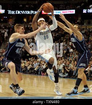 Denver Nuggets Carmelo Anthony marche avant (C) disques durs avant de passer contre Utah Jazz avant Andrei Kirilenko (L) et Deron Williams garde au cours de la seconde moitié du Pepsi Center de Denver, le 6 février 2008. L'Utah a remporté son 10e match en battant Denver 118-115 en prolongation. (Photo d'UPI/Gary C. Caskey) Banque D'Images