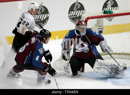 Colorado Avalanche gardien Jose Theodore (R) fait une sauvegarde contre le centre d'Anaheim Todd Marchant (L) avec le défenseur d'Avalanche Jeff doigt de la sauvegarde de la jouer au cours de la première période à la Pepsi Center de Denver le 12 février 2008. (Photo d'UPI/Gary C. Caskey) Banque D'Images