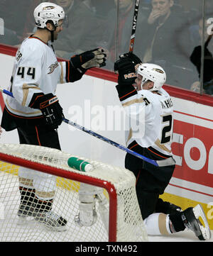 Le centre d'Anaheim Samuel Pahlsson (R) célèbre son but vainqueur contre l'Avalanche du Colorado avec teamate Rob Niedermayer au Pepsi Center de Denver le 12 février 2008. Anaheim a battu 2-1 Colorado. (Photo d'UPI/Gary C. Caskey) Banque D'Images