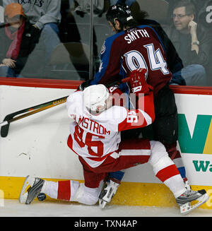 Colorado Avalanche aile gauche Ryan Smyth (R) vérifie Detroit Red Wings aile gauche Tomas Holmstrom durant la première période à la Pepsi Center de Denver le 18 février 2008. Detroit a cessé son jeu six défaites subies par l'exclusion de Colorado 4-0. (Photo d'UPI/Gary C. Caskey) Banque D'Images